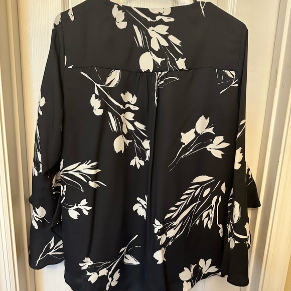 Vince camuto floral long sleeve top size small - Picture 3 of 3
